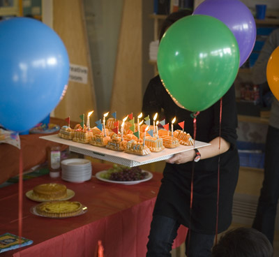 Coco&Me - Children's Birthday Cake - in shape of Trains, with royal icing!